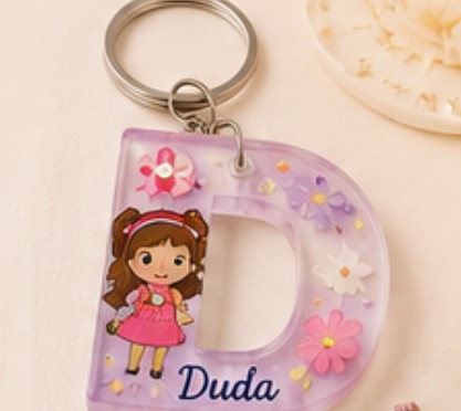 Chaveiro letra D com boneca e nome Duda