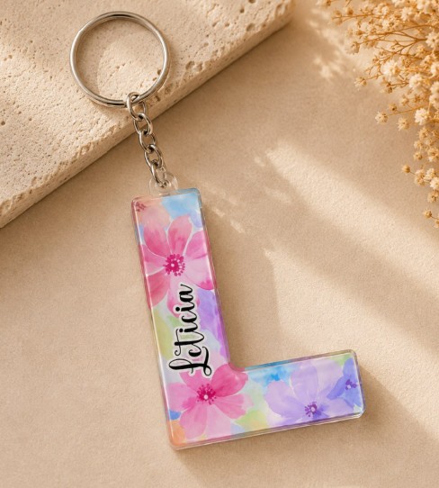 Chaveiro personalizado com letra L e nome Letícia